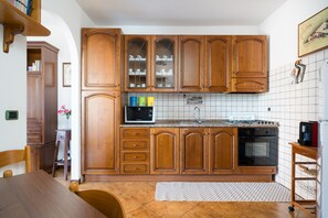 Een koelkast, een magnetron, een oven, een kookplaat