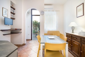 Dining - Apartment 'Appartamento Ginepro 2' with Private Terrace, Wi-Fi and Air Conditioning (Cala Gonone)