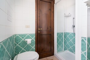Shower, hair dryer, towels - Apartment 'Appartamento Ginepro 2' with Private Terrace, Wi-Fi and Air Conditioning (Cala Gonone)