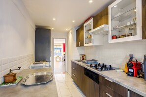 Frigorifero, microonde, forno, piano cottura