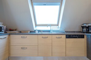 Fridge, microwave, oven, stovetop - Apartment 'Appartement 100m2 Vilvic Vue Mer' with Sea View, Private Terrace and Wi-Fi (Trégunc)