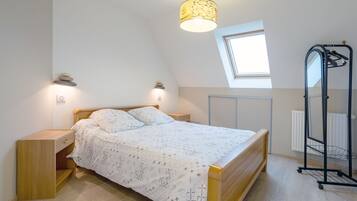 2 bedrooms, iron/ironing board, free WiFi, bed sheets