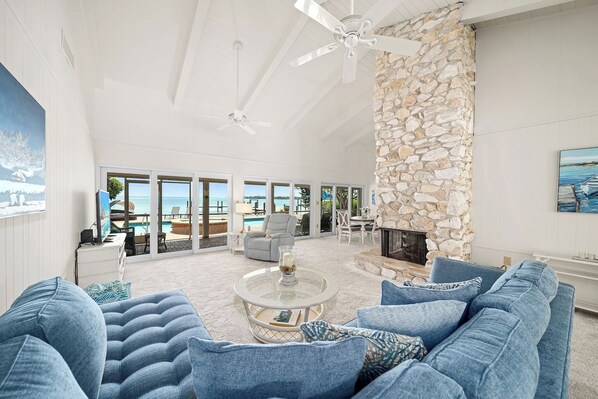 Smart TV, fireplace - Waterfront House Best Location! Private deep water dock (Captiva)