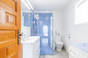 Dusche, Haartrockner, Handtücher