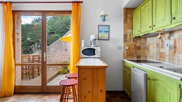 Refrigerador, microondas, parrilla de estufa y cafetera y tetera