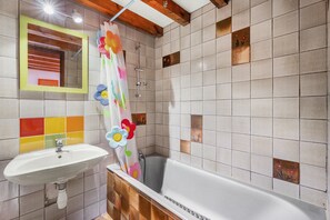 Douche, articles de toilette gratuits, sĂšche-cheveux