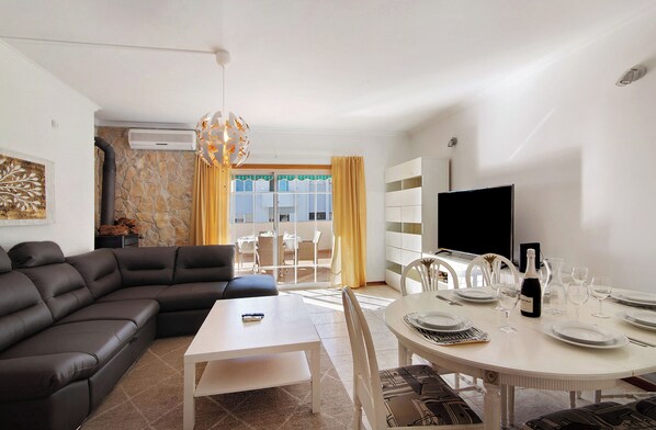 Televisión y chimenea 