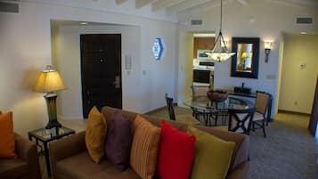 Phòng Suite, 1 phòng ngủ (w Loft) | Bàn ủi/dụng cụ ủi quần áo, truy cập Internet không dây miễn phí