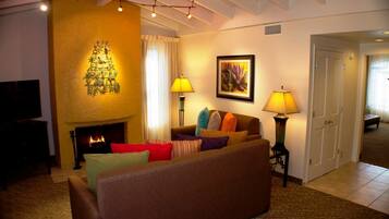 Suite, 1 Bedroom (w Loft) | 2 bedrooms, iron/ironing board, free WiFi