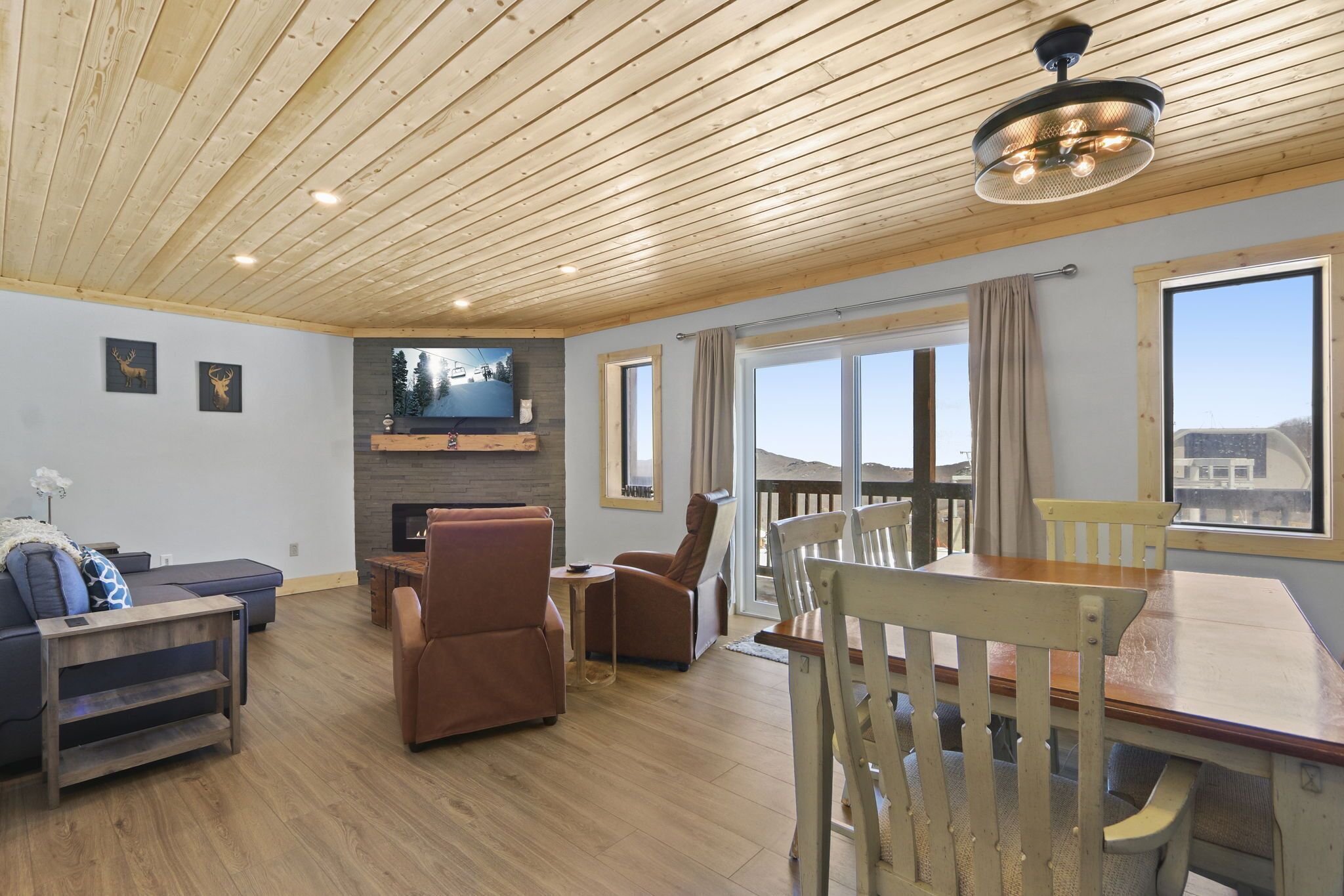 Sugar Ski Ski-In Ski-Out. 2 Bedroom. Pool+Hot tub. 150 feet from slope and pool.