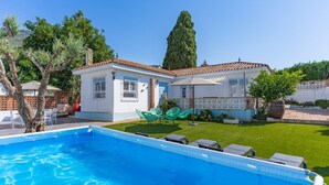 A residential property with a swimming pool, a lawn, and a white house with a tiled roof. - Villa Namasté with Pool, Terraces, Near Beaches and Málaga Airport (Alhaurin de la Torre)