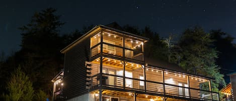 Fassade der Unterkunft – Abend/Nacht