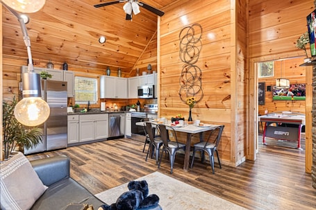 Family Cabin | Dining room