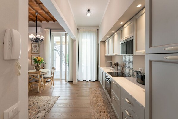 Fridge, microwave, oven, stovetop - Apartments Florence - Guelfa delight with Courtyard Np (Firenze)