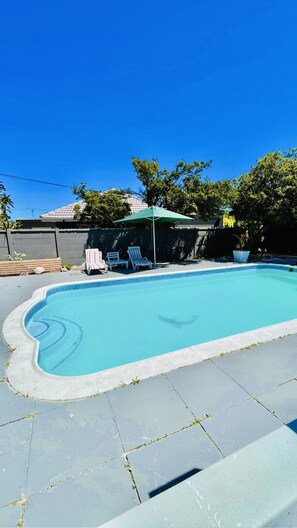 Pool - Cozy 1BR Apartment with Pool in Quiet Neighborhood (Cape Town)