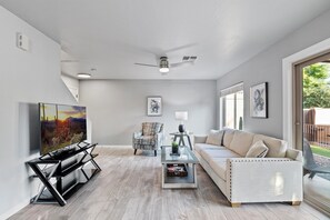 Living area - Hidden Paradise - El Mirage
15 minutes to Cardinal Stadium and city attractions! (El Mirage)