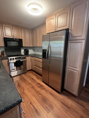 Jääkaappi, mikroaaltouuni, uuni, liesi