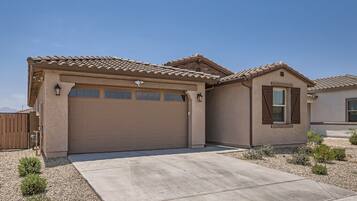 Vista frontal de la propiedad