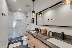 Regadera, amenidades de baño ecológicas, secadora de cabello, toallas 