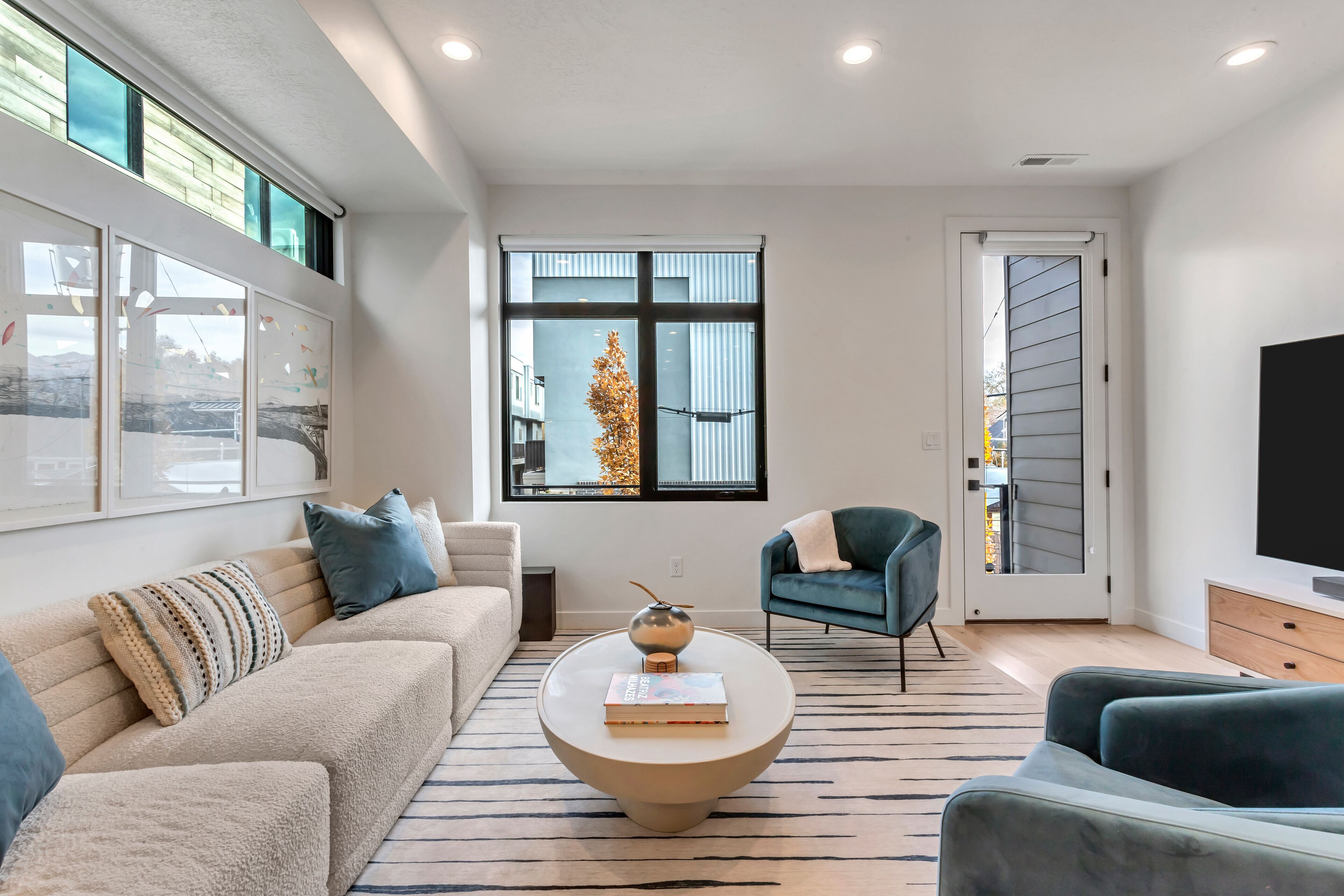 TV connectée, livres, chaîne hi-fi