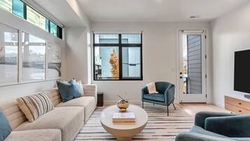 Smart TV, books, stereo