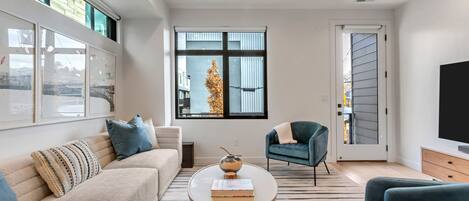 TV connectée, livres, chaîne hi-fi