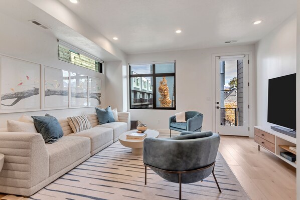 Smart TV, books, stereo