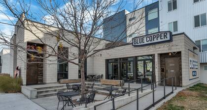Modern West Townhome: 3BR/3.5BA. 2 King Suites + Queen Suite Downstairs