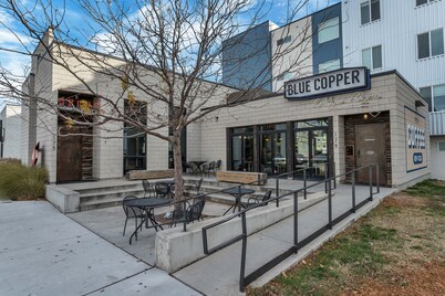 Modern West Townhome: 3BR/3.5BA. 2 King Suites + Queen Suite Downstairs 