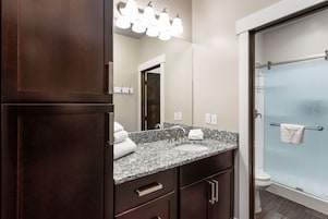 Apartamento | Baño | Ducha, secador de pelo, toallas y jabón