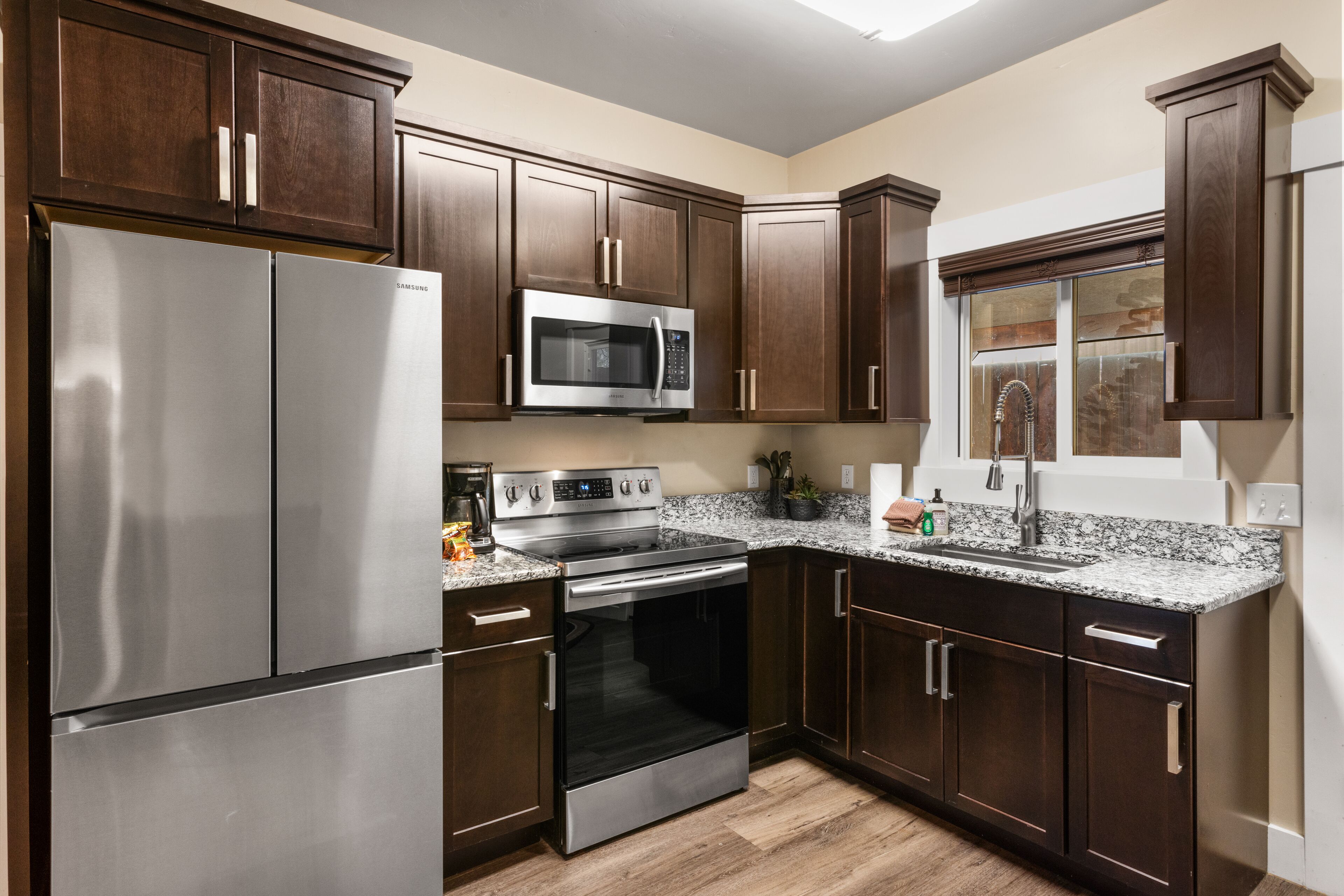 Apartemen | Dapur pribadi | Lemari es besar, microwave, oven, dan kompor