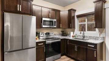 Apartemen | Dapur pribadi | Lemari es besar, microwave, oven, dan kompor