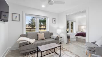 3 slaapkamers, een bureau, een strijkplank/strijkijzer, reisbedje