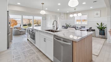 KylskÄp, mikrovÄgsugn, ugn och spishÀll