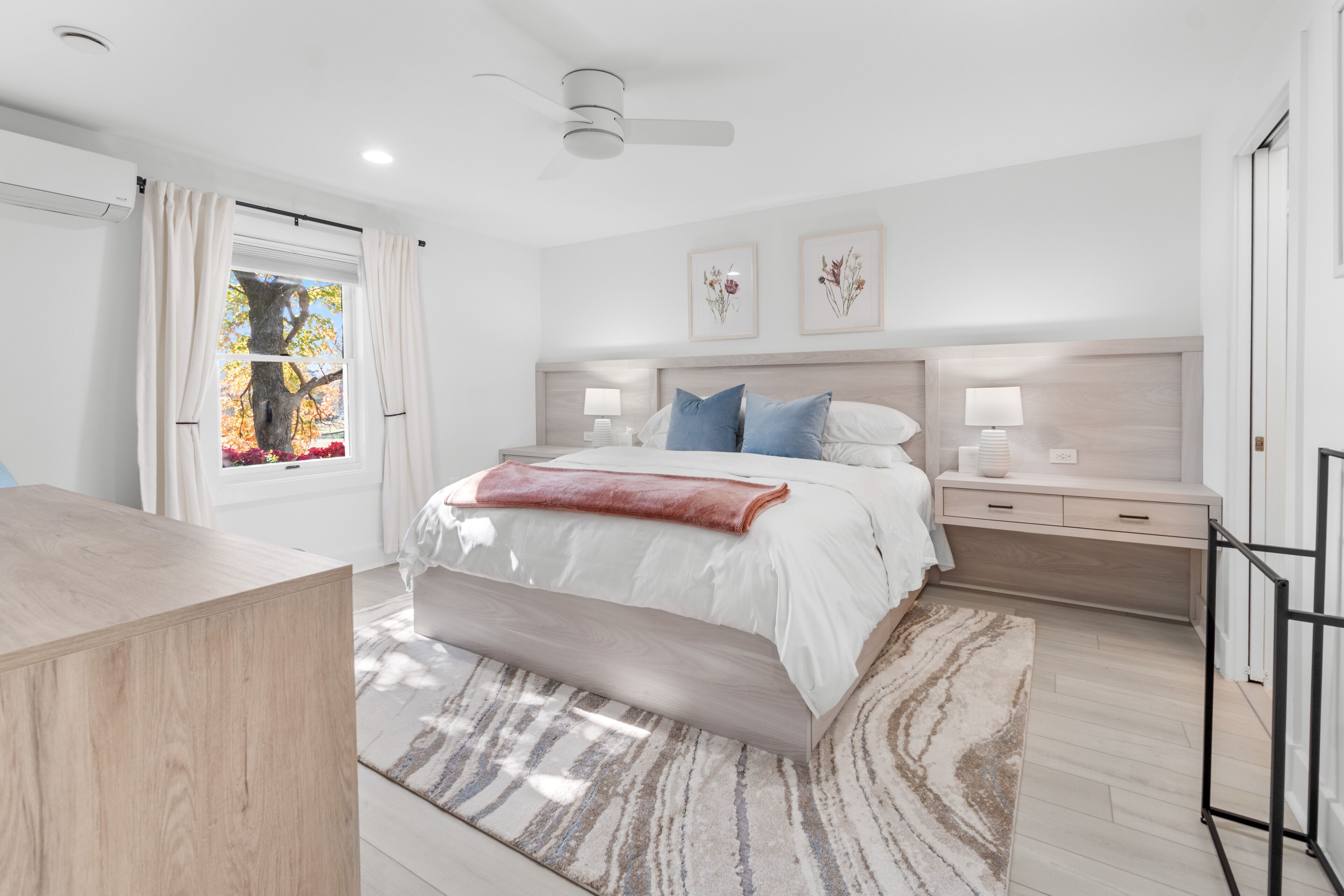 3 bedrooms, desk, iron/ironing board, travel cot