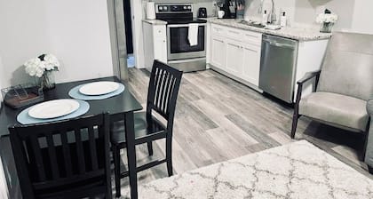 Perfect apartment right in the heart of Grant Park! Walk to the park, Zoo & more