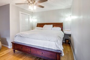 1 bedroom, travel cot, WiFi, bed sheets - Peaceful Russell Springs Home w/ Fire Pit & Pond! (Russell Springs)