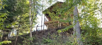 En forêt, tranquille, sans voisin proche mais proche de tout .
