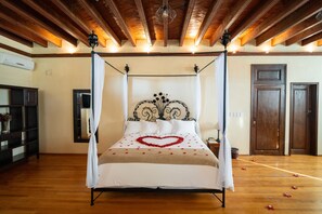 In-room safe, bed sheets - Hotel Casa Linda (San Miguel de Allende)