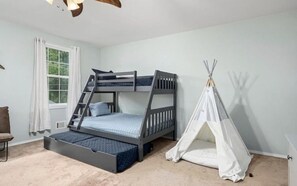 3 bedrooms, iron/ironing board, WiFi, bed sheets - Verona Beach House: minutes to Sylvan/Verona Beach, Oneida Lake, Amusement park (Verona Beach)