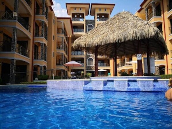 Lämmitetty uima-allas