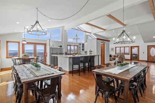 Beautiful Chalet with VIEWS/Pool/Hot tub/Pond!