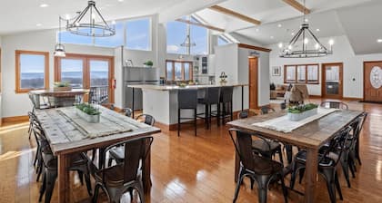 Beautiful Chalet with VIEWS/Pool/Hot tub/Pond!