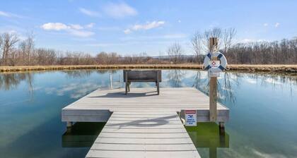 Beautiful Chalet with Amazing VIEWS/Pool/Hot tub/Pond and hiking trails 34 acres