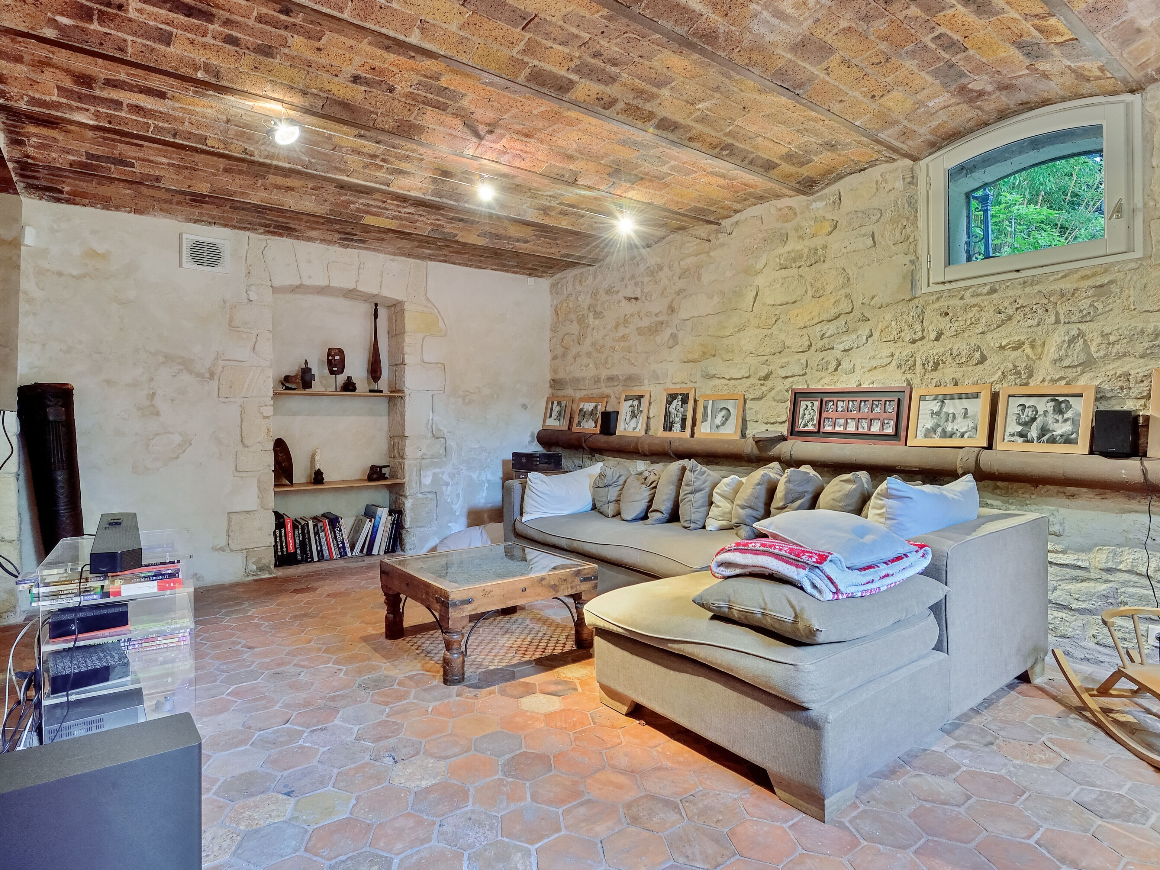 TV, fireplace, DVD player, books