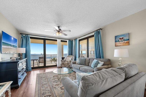 Una televisión, un reproductor de DVD, un reproductor estéreo