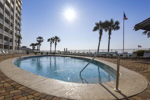 Una piscina cubierta, una piscina climatizada