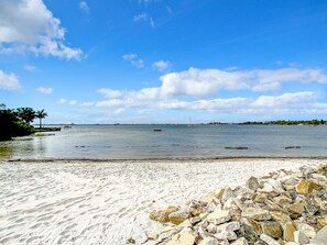 Plage, chaises longues