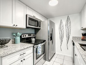 Frigorífic, microones, forn i placa de cuina 