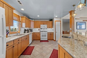 Køleskab, mikrobølgeovn, ovn, kogeplade